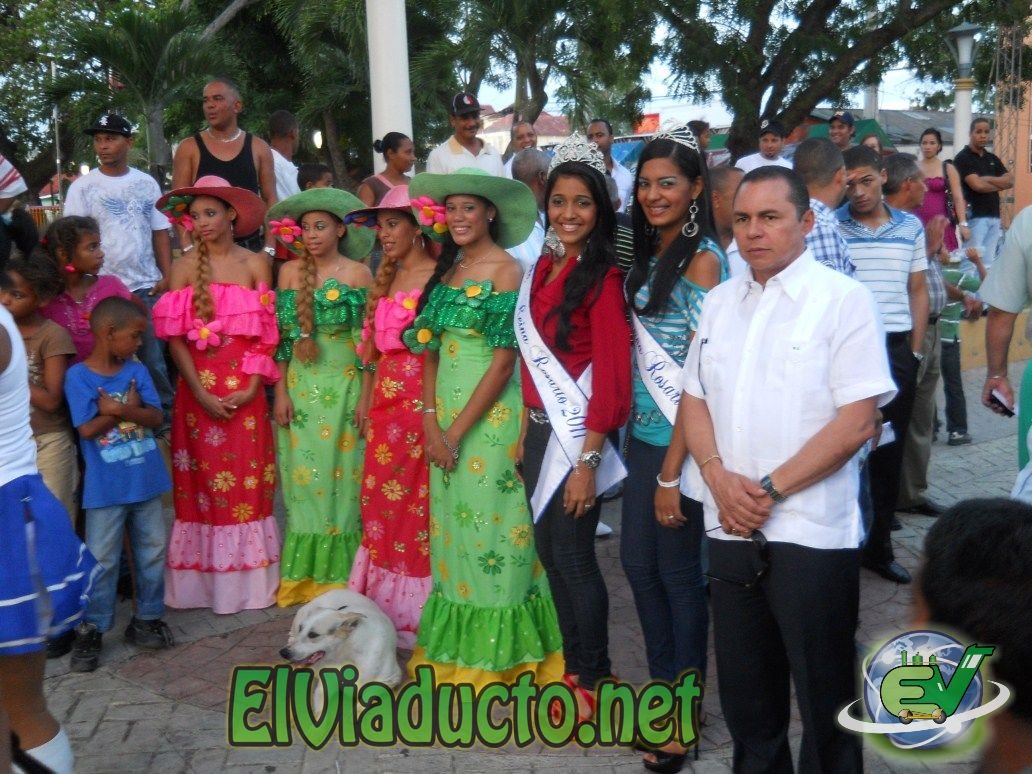 Remberto Cruz, las jovenes, la reina y Vi-reina Rosario 2011 en el parque Cáceres